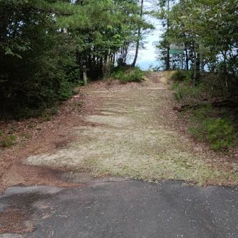 アスファルト道を少し進んでここを右に入るとまた登山道。案内があります