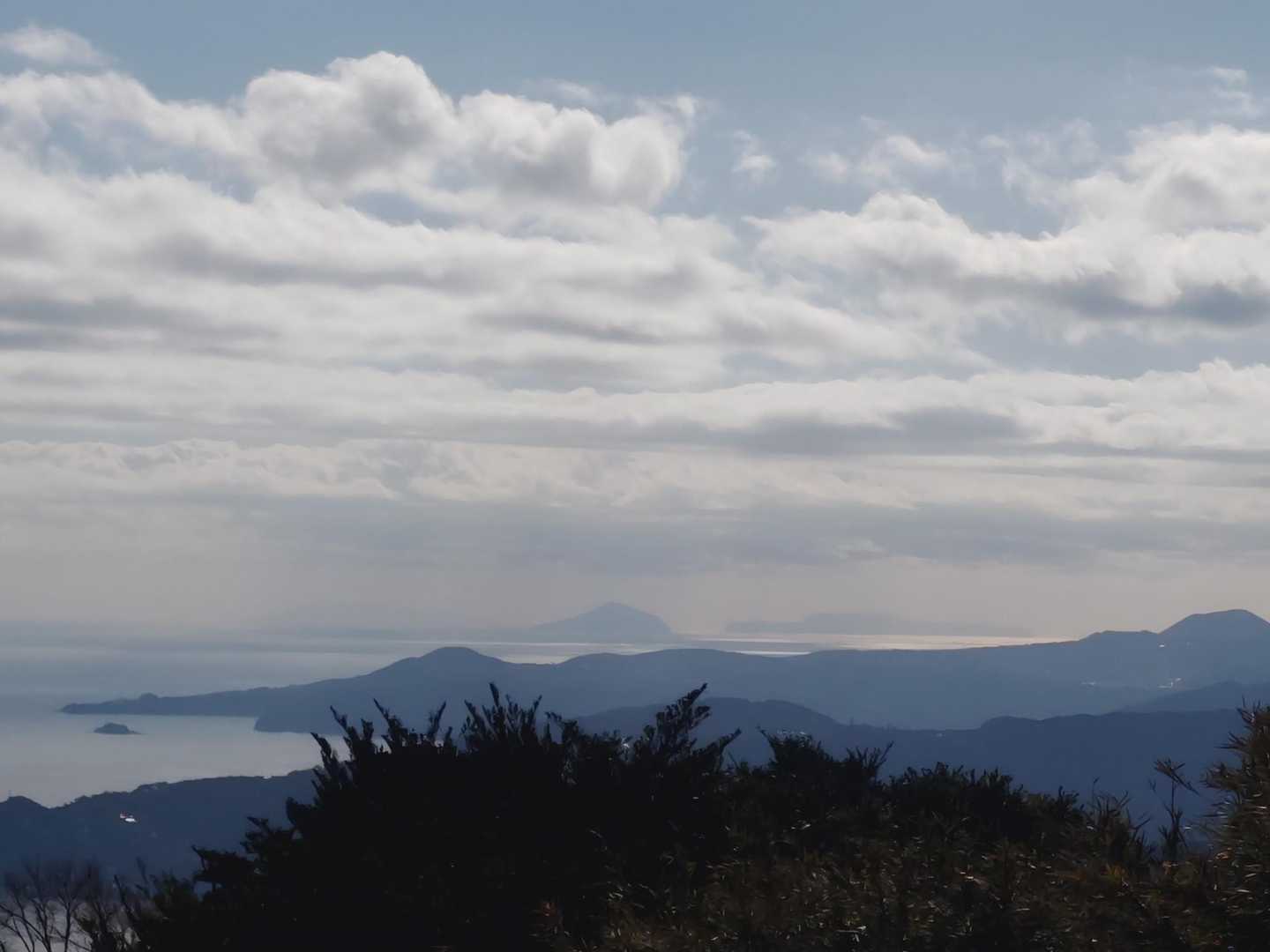 伊豆大島だけではなく、真ん中に利島、右に新島、左奥に超うっすら三宅島も見えた