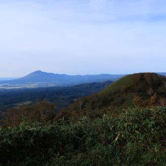 七時雨山北峰登頂。

南峰と岩手山。

薬師岱赭（やくしたいしや）のきびしくするどいもりあがり