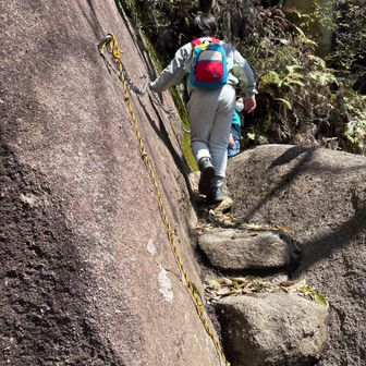 ちょっと危ないので、ヒモと鎖があり