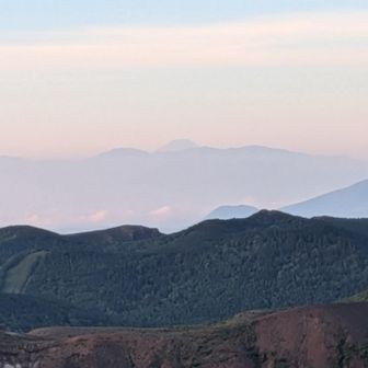 手前に浅間隠山あたり
奥に秩父の山々と富士山