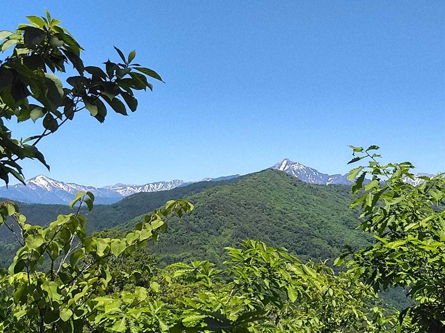 右笠ヶ岳、左黒部五郎岳　360°飛騨の山が見えます。