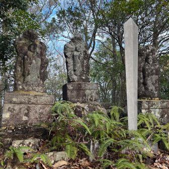 新嶽山山頂は聖剣あり