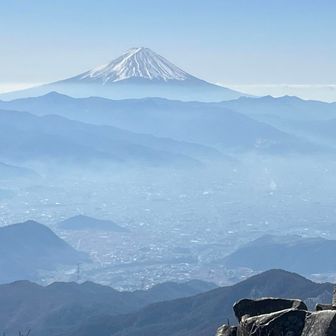 そびえる富士山、幻想的