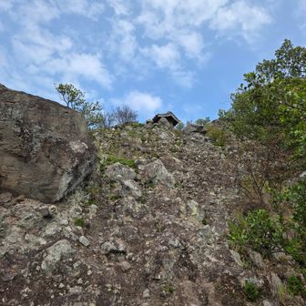 下りてきた岩場を見上げる
怖かったので、また碁石山に登るならここは避けたい😅