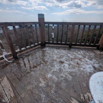 展望台は雪＆氷で解け始めていた