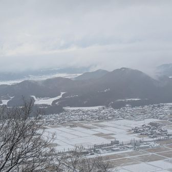 奥の山々。雲海なのか雪煙なのかよく分かりませんが、絶景。