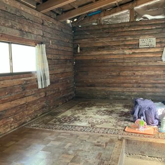 湯の沢峠の避難小屋
ちょっと覗いてみました
どなたか泊まっているみたいな