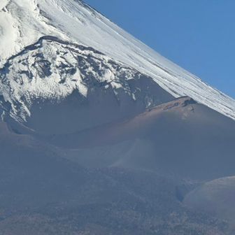 宝永山も良く見えました😄
上から第一火口、第二火口、第三火口もバッチリ👌
第一火口は富士山山頂の火口より大きいんです👍