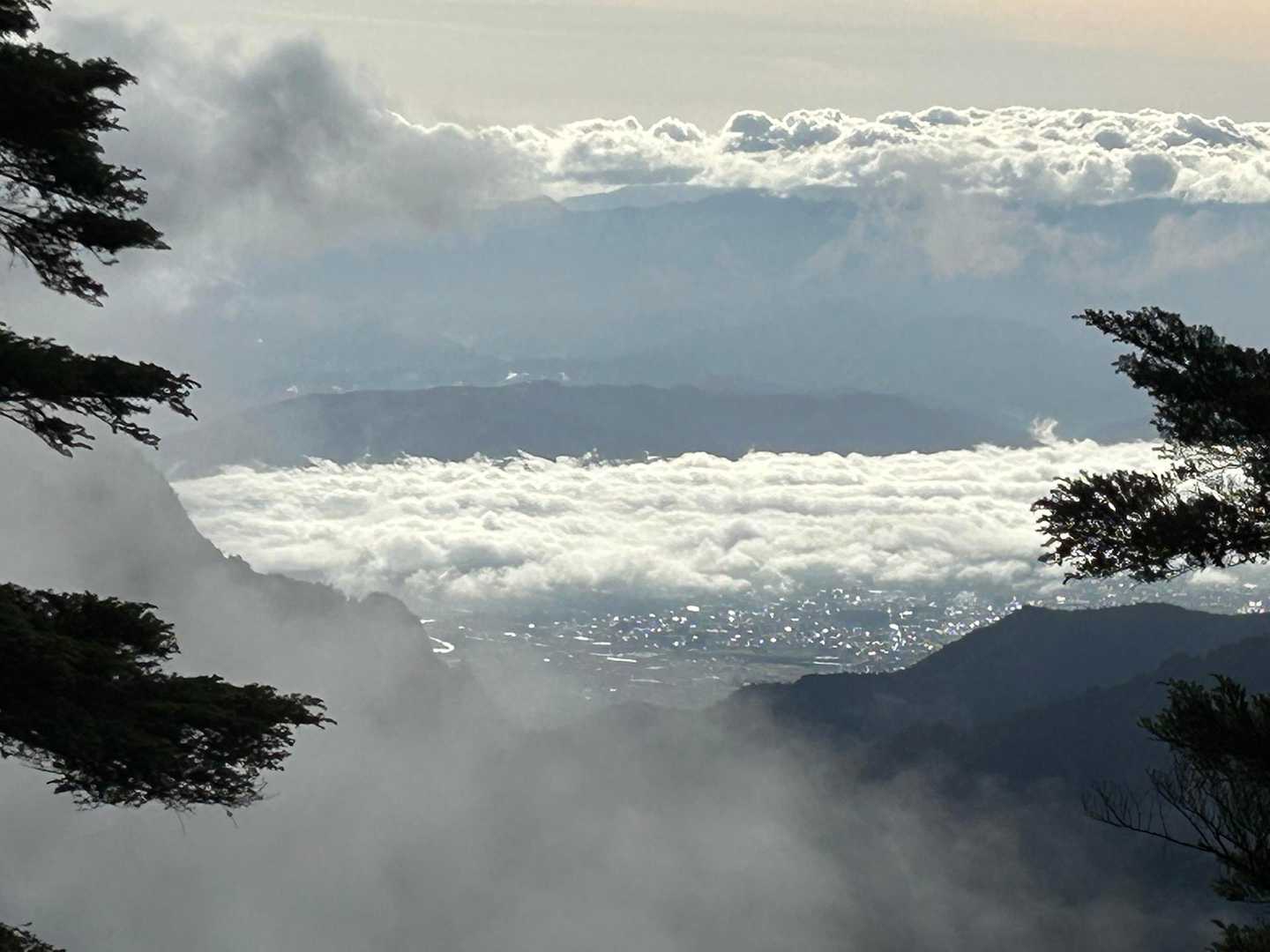雲海と安曇野の街