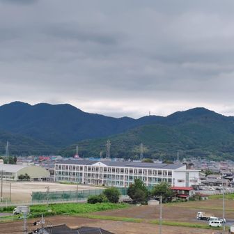 山頂からの眺め（アップ）
太平山（右）と晃石山（左）です