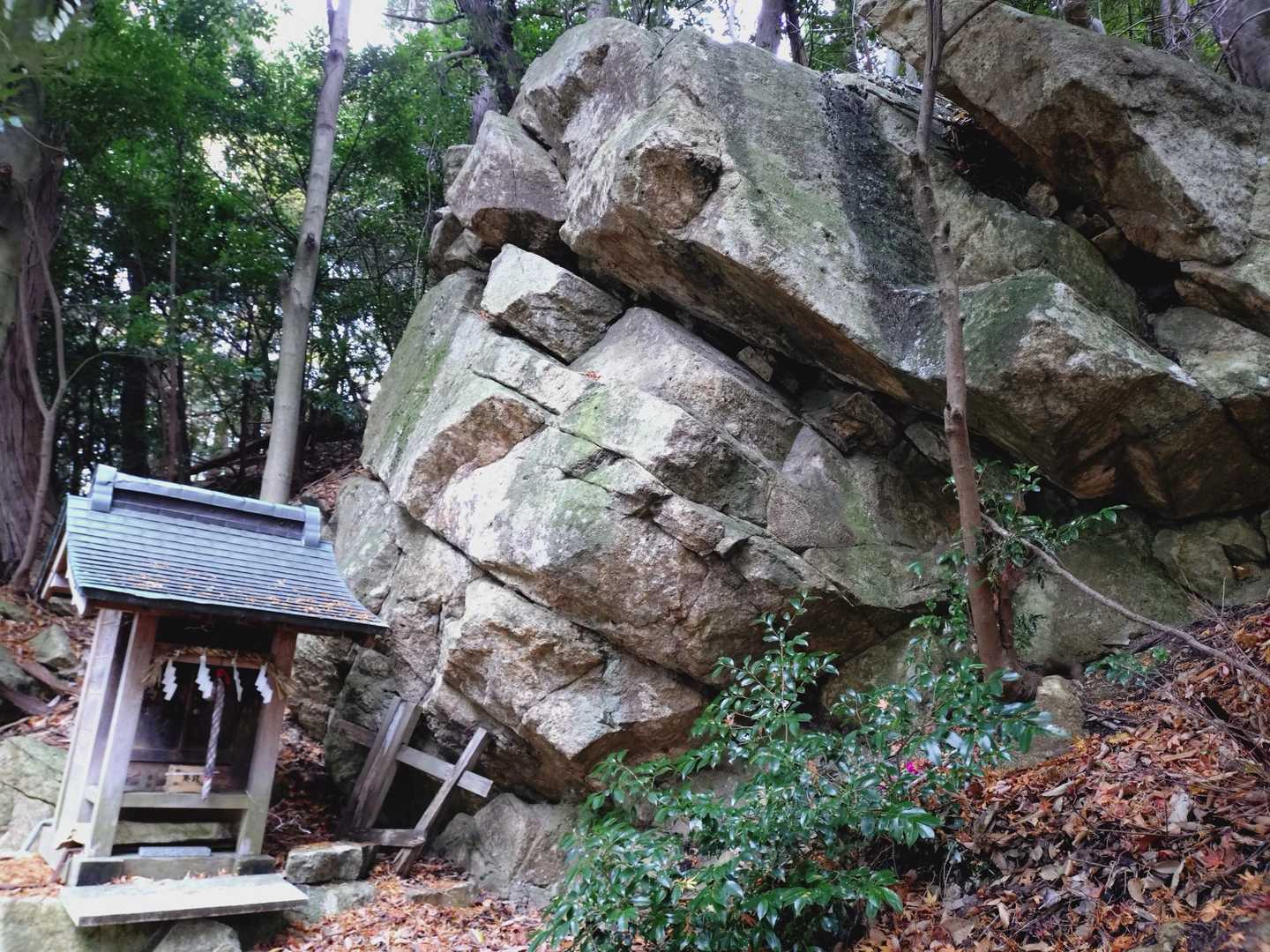 磐座
神が天下る岩