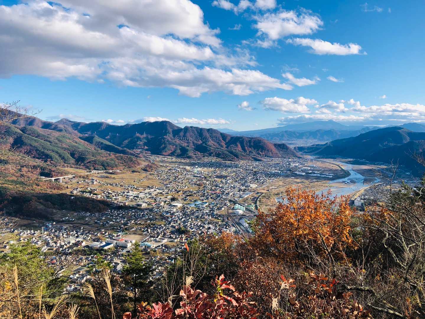 葛尾城跡からの、坂城町と千曲川。
奥に蓼科山、正面左奥に太郎山。
いい天気だあ。👍