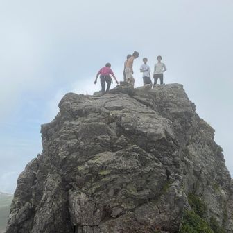 化雲岳の岩峰に立つ、若き血に燃ゆる若者たち