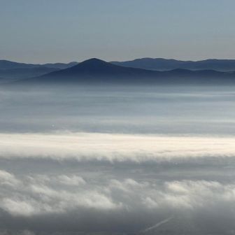 雲海と共に姫神山