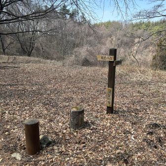 舗装路から山道に入るところ