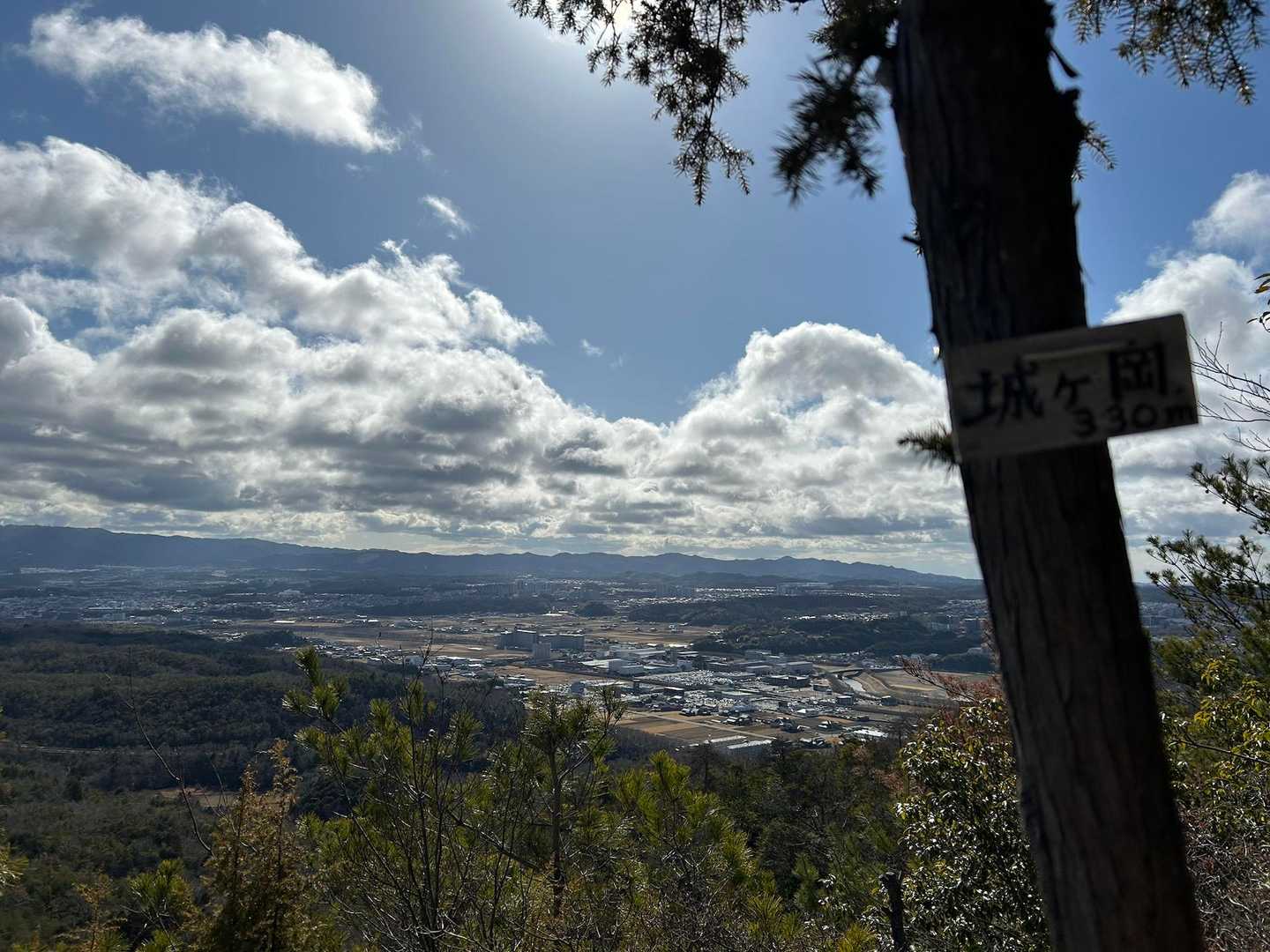 逆光ですが、城ヶ岡の山頂プレート