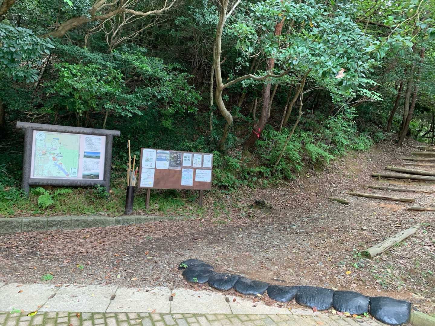 霊園駐車場の入り口からスタート。