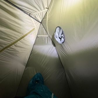 テントに帰ると、
中は予想外にカラッとしている
私の就寝システム、これらかなり優秀と言っても差し支えなかろう

おまけに目を瞑った途端、
雨が突然ピタっと止む
ありがたやとそのまま就寝してしまおう…zz
