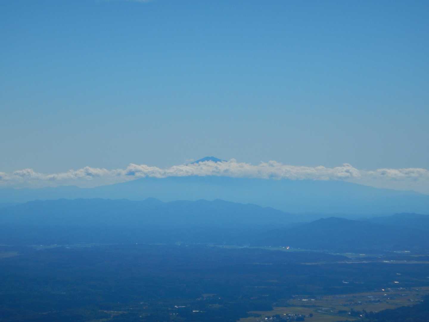 雲をまとった鳥海山