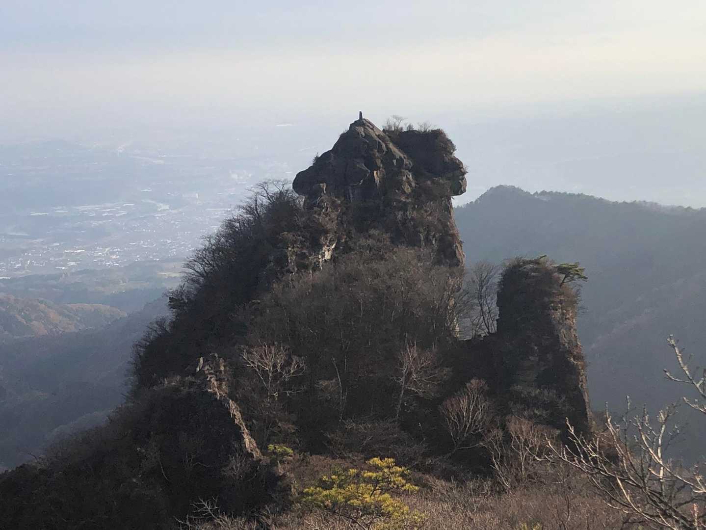 下り道より獅子岩。