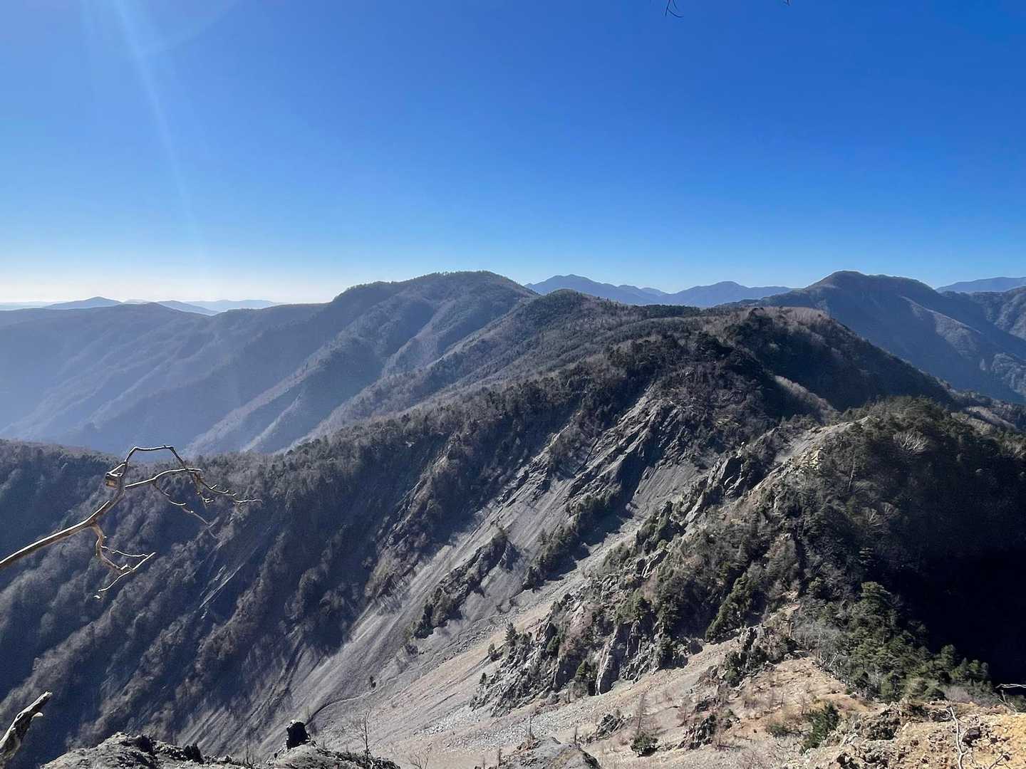 振り返り真ん中奥に山伏✨
手前に崩落の地