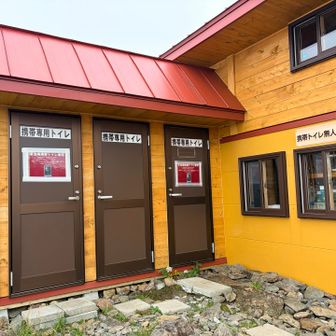 併設された携帯トイレブース。携帯トイレはここ早池峰山頂避難小屋、小田越自然公園保護管理員詰所などで購入できるそうです