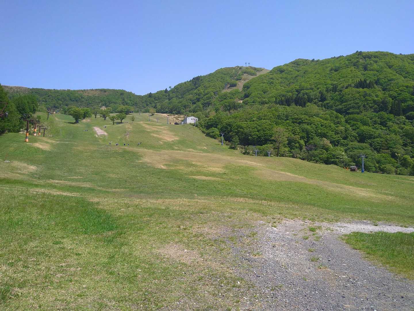 リフトは山頂まで繋がっていますが、あの建物より右に入り、車道を使って歩きました。唯一日陰があるところ。これから夏場は大変💦