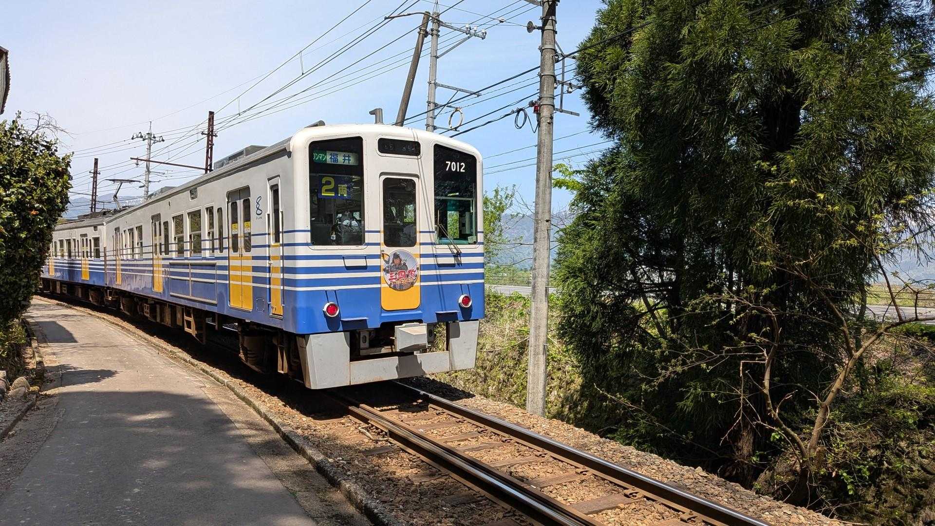 電車が通る〜近すぎじゃ