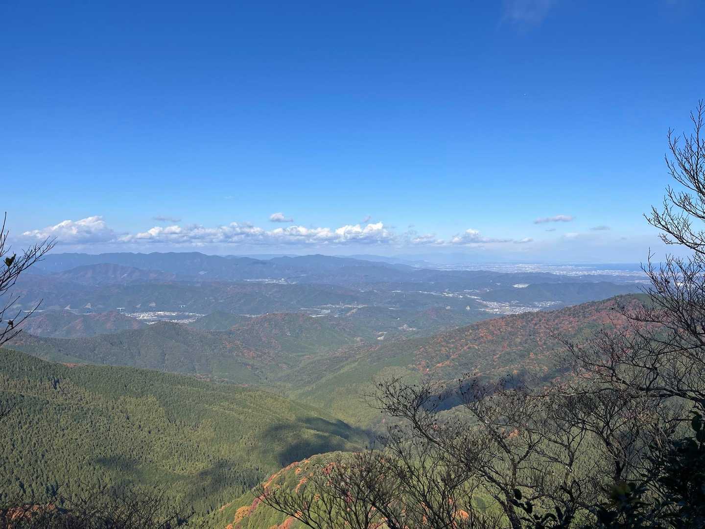 ここにも展望台
もう雪はやんで青空！

松阪方面を一望！！
山肌は紅葉してる🍁