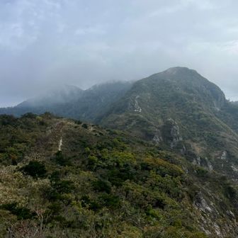 いかつい山が右手に見える。あの山はまだ三周ヶ岳の前衛らしい。遠いなー。