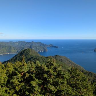 太平洋への出口。中左手前のピークには、小山浦狼煙場跡があるそう。東