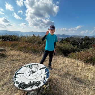 ゴルゴです✌️✌️
で、同定標について、しばらく楽しいお話し😁
ここで、昨日、隊長が言ってたサンタクロースと13日はロングになる、が判明！ゴルゴさんがサンタのデコレーションをしたモアイ像の写メを見せてくださり、場所も教えて頂きました😓
13日、長谷に集合なら、雨乞い決意😓



