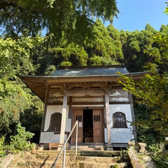 手水鉢後方のこちらの階段上がって左へ進み、登っていきます。