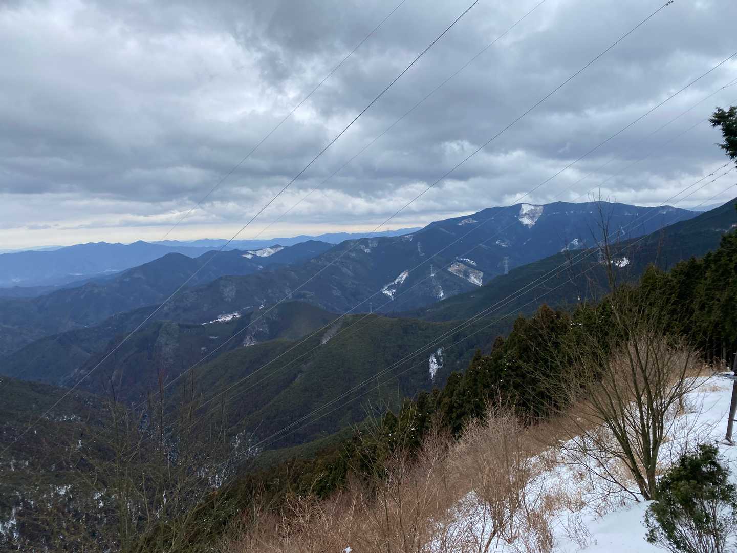 吉野青根ヶ峰から、四寸岩山方面
その奥には…