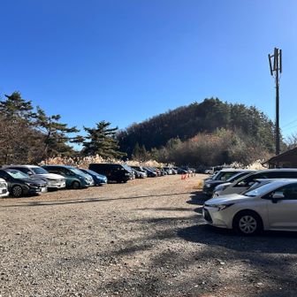 💁🏻‍♂️丹波山村村営🅿️駐車場に無事ゴール🎉し雲取山リベンジ達成‼︎㊗️自分におめでとう(土曜日の為🈵満車でしたがマナー違反が無く流石です‼︎ )この後🚐💨💨下りの狭い道路でのすれ違いも無く計画通り順調かと思われたが♨️奥多摩温泉もえぎの湯に寄るはずだったがトンネル前の右折は⚠️危険ポイ為残念だったが寄らずに😭帰りましたチャンチャン‼︎……では‼︎
