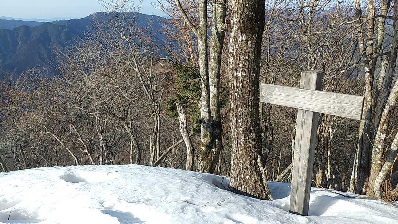 白鬚岳山頂
標石、記念碑はすべて深い雪に埋もれ、無雪期とは様相が一変している