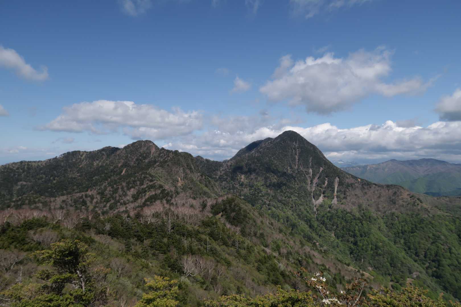 少し進むと眺望が開けて
皇海山本山(右)と鋸山(左)を確認できた😀
