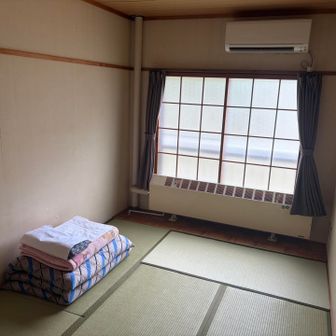 椹島ロッジですが部屋は1人でも6畳、エアコン付き。トイレは共同です。
