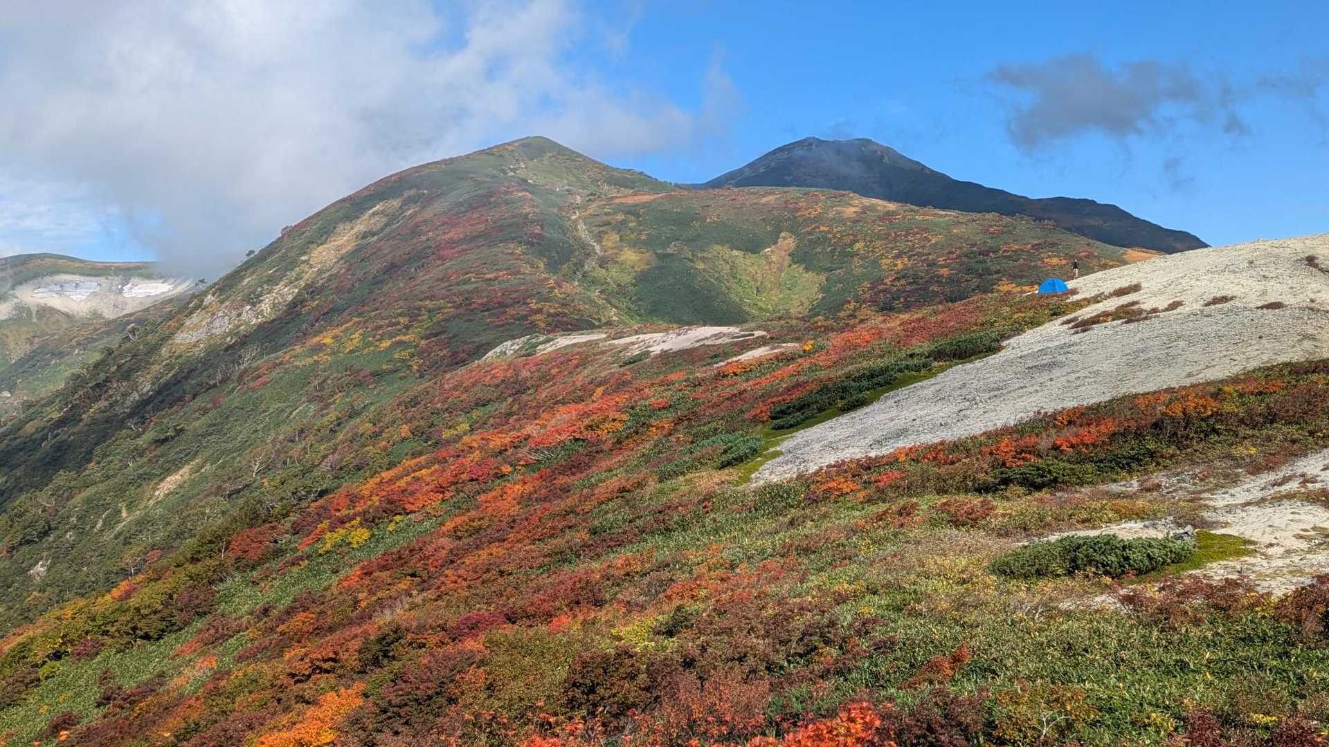 飯豊山往復 | 長き旅路の果てに現れる天空の主稜線、万年雪と高山植物が咲き乱れるの写真