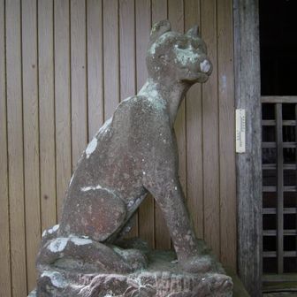 こっちの狛犬は凛々しい。