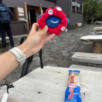 ミャクミャクで人を隠すの巻
御殿場駅で見かけないパンを見つけたので昼ごはん用に買ってきたよ🍞
コンビニで買えるようなご当地パンはテンションあがるね