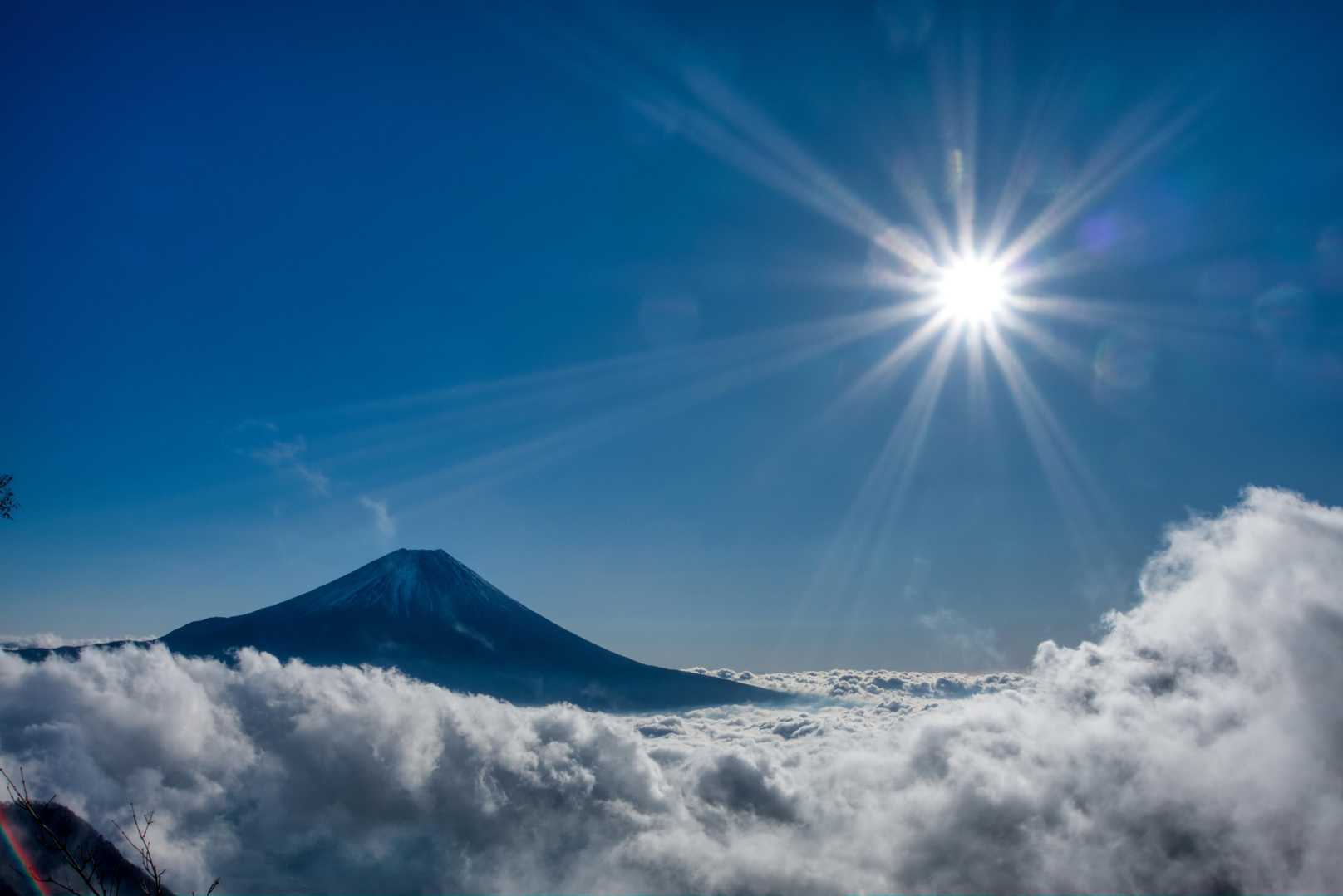 富士山展望台に到着した時に、ちょうど雲が晴れていきました。雲海と富士山の共演が見られたのはラッキー。