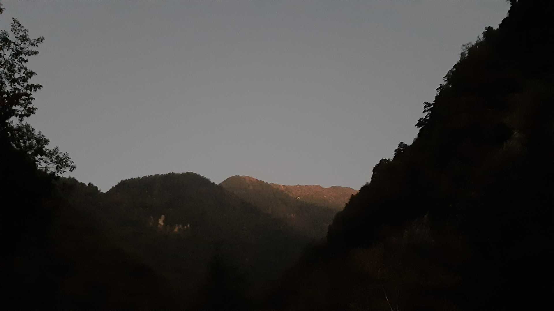七倉山荘から
宜しくね🌄