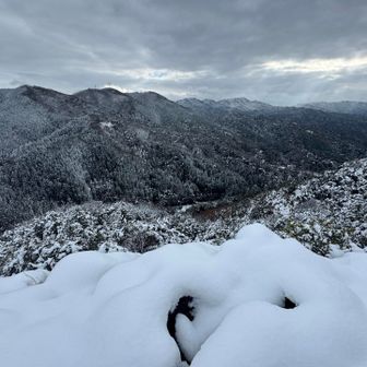中央の道の先に駐車場