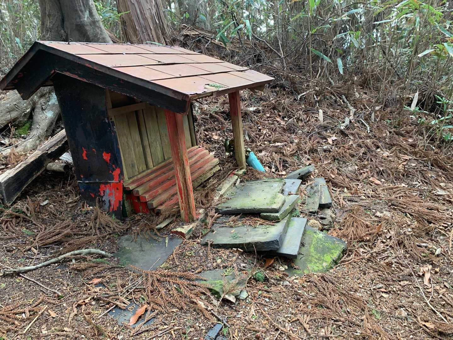 朽ちかけた祠、ここから山頂へ上がっていきます