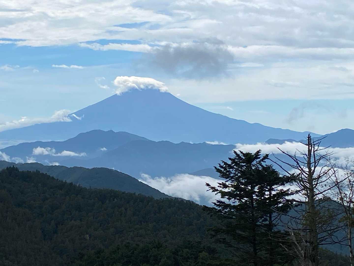 頂上からの富士山。
少し帽子をかぶっているが、無問題。
何回見ても富士山は良いね。