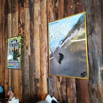 車団地のオレンジマンのサインあり