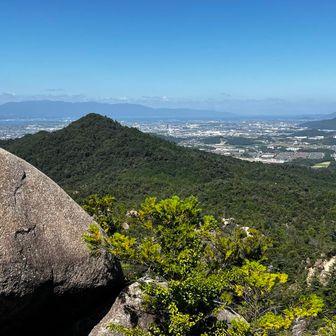 手前の▲が鶏冠山、奥の▲が三上山ですね⛰️
