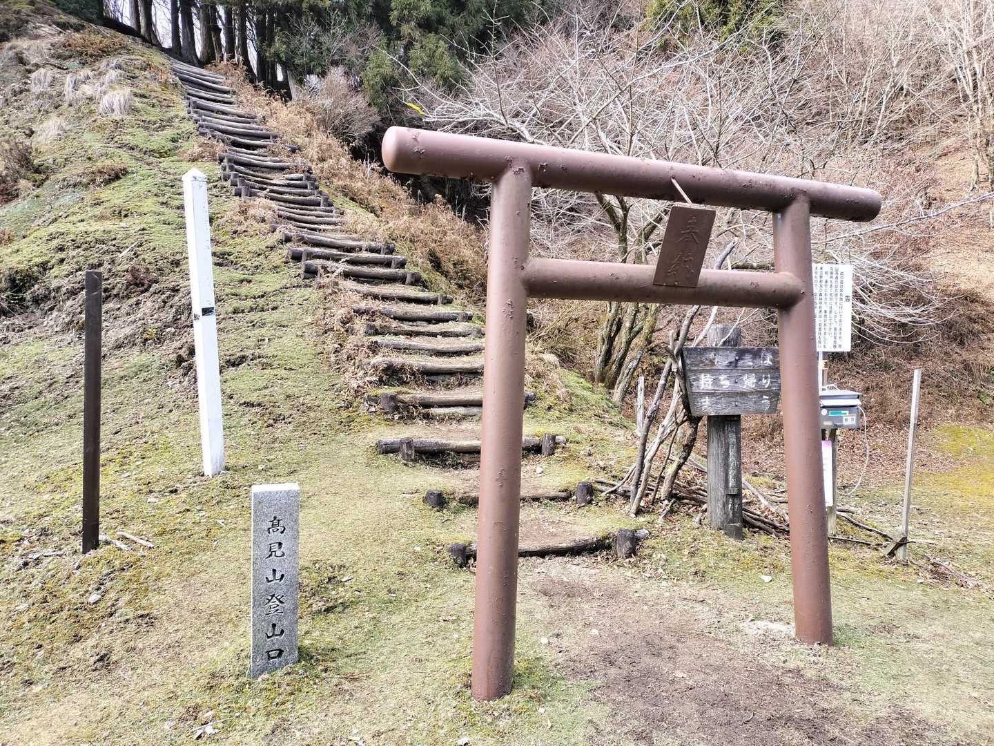 一部凍結している箇所はありましたが、ノーマルタイヤで来れました。
沢山の車が駐車していました。